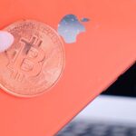 Preço de lançamento do iPhone ficou 50% mais barato em Bitcoin, aponta estudo