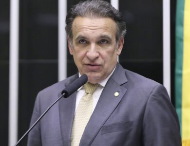 Deputado cobra Receita Federal sobre rastreio de criptomoedas e bets de brasileiros