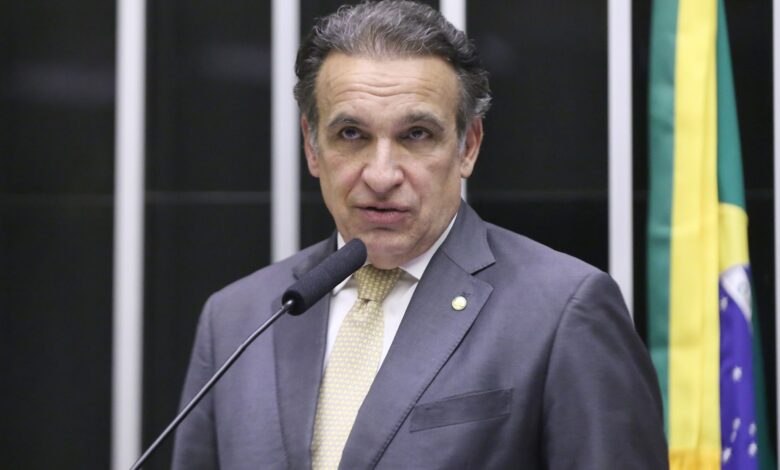 Deputado cobra Receita Federal sobre rastreio de criptomoedas e bets de brasileiros