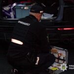 Perito criminal investigando morte de investidor de criptomoedas que cometeu suicídio. Fonte: Polícia da Ucrânia/Reprodução.