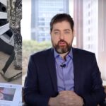 Vídeo: Investidores lesados pela Atlas Quantum disparam com fuzil próximo de fotos de criador do golpe