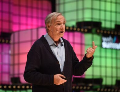 Ouro rompe os US$ 4.000 e Ray Dalio diz que momento “é muito parecido com o início dos anos 70”