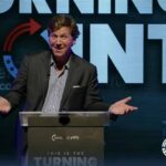 Tucker Carlson afirma que não investe em Bitcoin por suspeitar que foi criado pela CIA