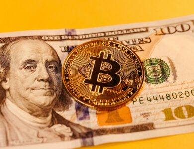 Bitcoin sobe com avanços sobre fim do shutdown e auxílio de US$ 2.000 para americanos