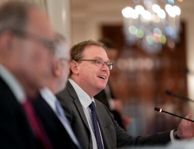 Bitcoin retoma os US$ 90.000 com esperança de corte nos juros e nomeação de Hassett à presidência do Fed