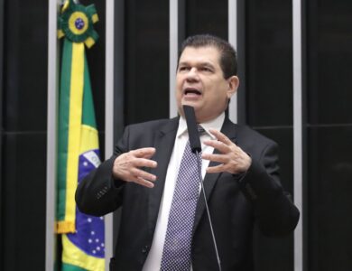 Deputado mira Bitcoin após escândalo de R$ 54 bilhões: "temos que sufocar"