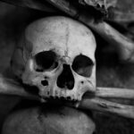 Casal desenterra corpo de líder de pirâmide para ter certeza da morte