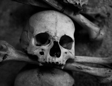 Casal desenterra corpo de líder de pirâmide para ter certeza da morte