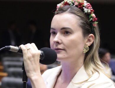 Julia Zanatta quer suspender regras da Receita Federal para criptomoedas, a DeCripto