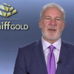 Queda do Bitcoin pode estourar a bolha da IA, alerta Peter Schiff