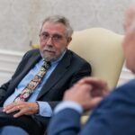 Queda do Bitcoin está ligada a revezes políticos de Trump, diz Nobel de Economia