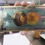 Golpista tenta vender cédula decorativa de Bitcoin, mas acaba expulso de loja