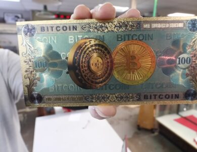 Golpista tenta vender cédula decorativa de Bitcoin, mas acaba expulso de loja
