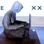 Satoshi Nakamoto recebe estátua na Bolsa de Valores de Nova York (NYSE)