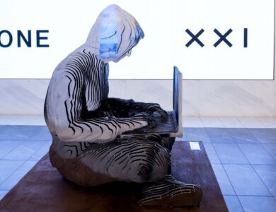 Satoshi Nakamoto recebe estátua na Bolsa de Valores de Nova York (NYSE)