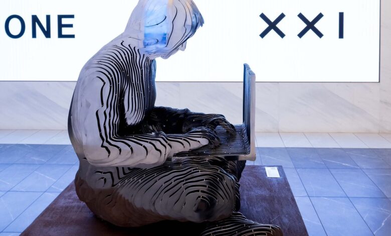 Satoshi Nakamoto recebe estátua na Bolsa de Valores de Nova York (NYSE)