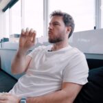 Thiago Nigro relata tensão ao procurar carteira de criptomoedas em papel deixada com a esposa: “muito dinheiro”