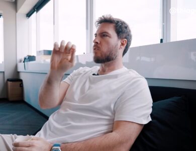 Thiago Nigro relata tensão ao procurar carteira de criptomoedas em papel deixada com a esposa: “muito dinheiro”