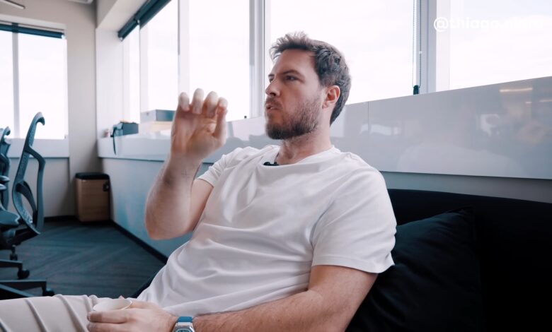 Thiago Nigro relata tensão ao procurar carteira de criptomoedas em papel deixada com a esposa: “muito dinheiro”