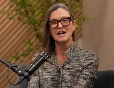 Cathie Wood diz que compras de Bitcoin pelos EUA podem destravar novo ciclo de alta