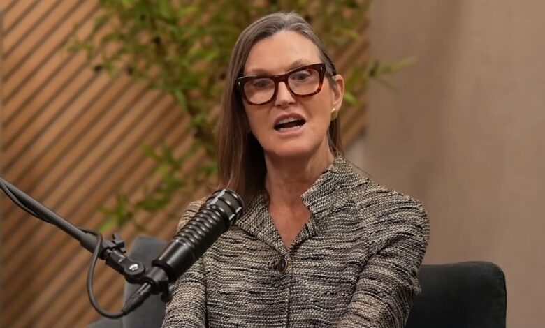 Cathie Wood diz que compras de Bitcoin pelos EUA podem destravar novo ciclo de alta