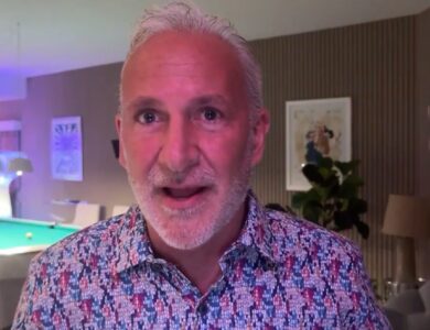 Peter Schiff diz que alta do Bitcoin ligada à Venezuela é “baboseira” e recomenda venda
