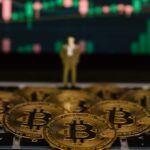 Preço do bitcoin mergulha em US$ 62 mil e gráfico mostra padrão de fundo