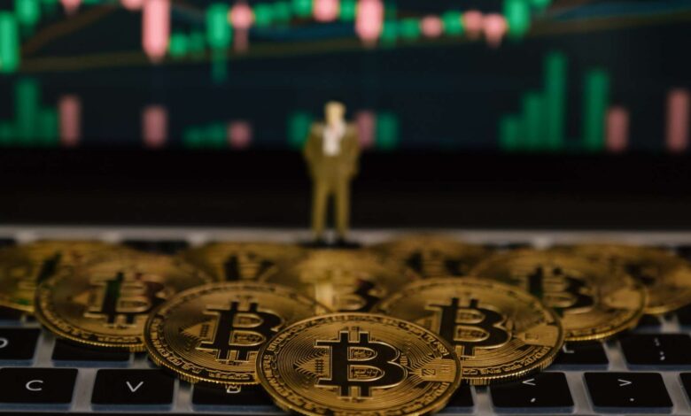 Preço do bitcoin mergulha em US$ 62 mil e gráfico mostra padrão de fundo
