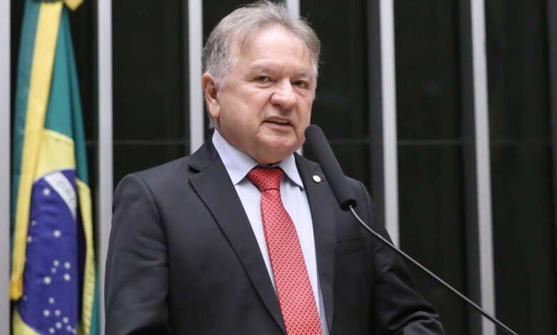 Deputado do PT diz que avanço das criptomoedas no Brasil "abriu portas perigosas"