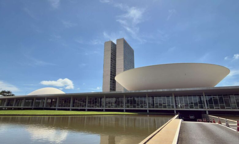 Novo projeto de lei para atualizar Código Civil quer garantir herança de criptomoedas e proibir partilha de milhas aéreas