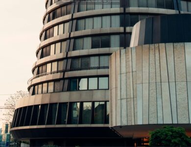 BIS alerta que corretoras de criptomoedas estão se tornando bancos e pede maior regulação do setor