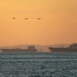 Bitcoin supera os US$ 77 mil e liquida mais de US$ 500 milhões de shorts após reabertura do Estreito de Ormuz