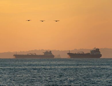 Bitcoin supera os US$ 77 mil e liquida mais de US$ 500 milhões de shorts após reabertura do Estreito de Ormuz