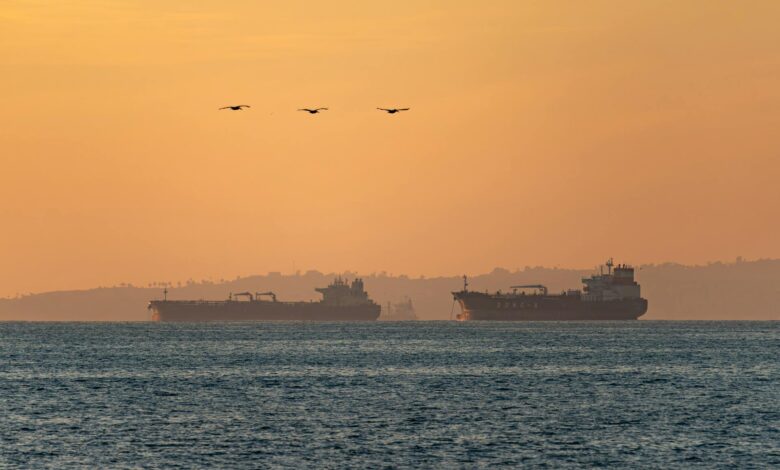 Bitcoin supera os US$ 77 mil e liquida mais de US$ 500 milhões de shorts após reabertura do Estreito de Ormuz