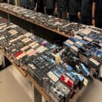 Celulares apreendidos na operação contra centros de golpes no Sudeste Asiático. Fonte: DoJ/Reprodução.