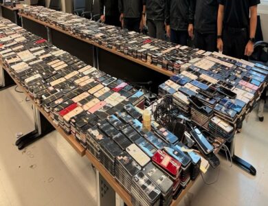 Celulares apreendidos na operação contra centros de golpes no Sudeste Asiático. Fonte: DoJ/Reprodução.