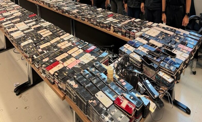 Celulares apreendidos na operação contra centros de golpes no Sudeste Asiático. Fonte: DoJ/Reprodução.
