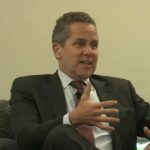 Dirigente do Fed alerta para riscos das stablecoins e defende maior fiscalização do setor