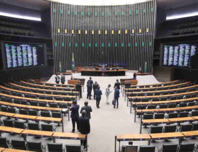 Projeto que exige proteções no Drex avança na Câmara com mudanças no texto