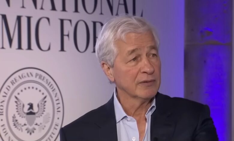 CEO do JPMorgan se diz contra o Clarity Act e ataca fundador da Coinbase: “só fala besteira”