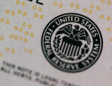 Fed mantém taxa de juros inalterada em votação unânime e mercado aguarda falas de Kevin Warsh