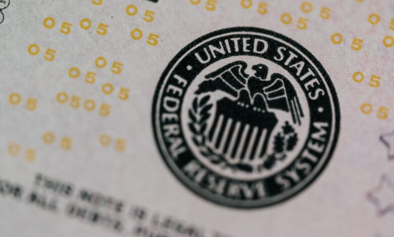 Fed mantém taxa de juros inalterada em votação unânime e mercado aguarda falas de Kevin Warsh