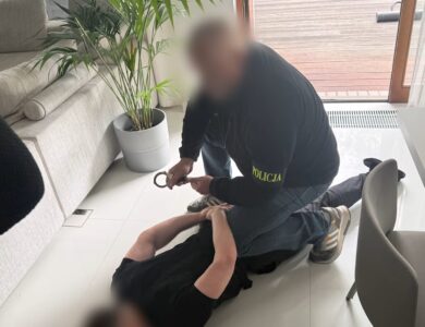 Polônia prende quatro pessoas envolvidas em roubo de criptomoedas e outros crimes