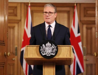 Reino Unido condena ucraniano e romeno que ganharam criptomoedas para incendiar bens do primeiro-ministro Keir Starmer