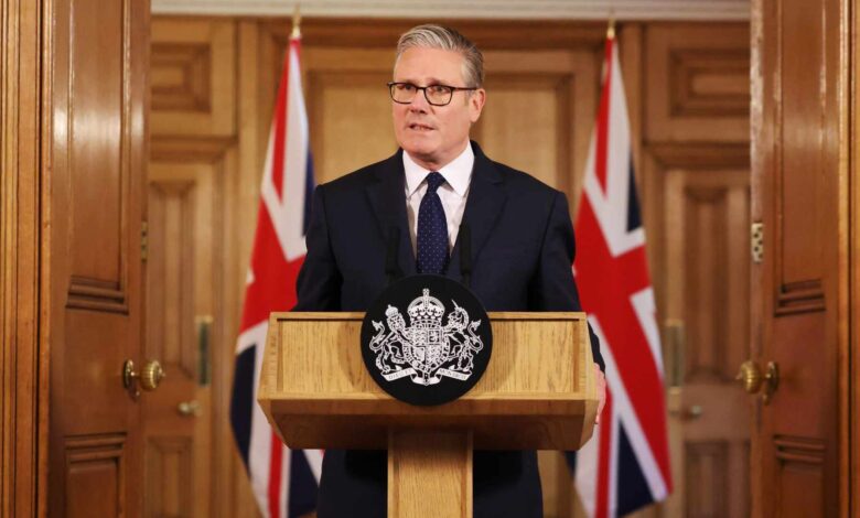 Reino Unido condena ucraniano e romeno que ganharam criptomoedas para incendiar bens do primeiro-ministro Keir Starmer