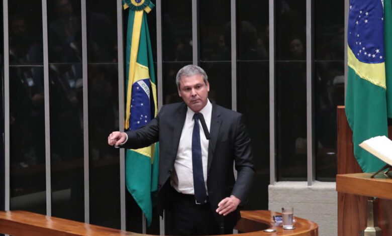 Deputado do PT quer proibir uso de criptomoedas e Pix crédito para casas de apostas e promete punição para empresas