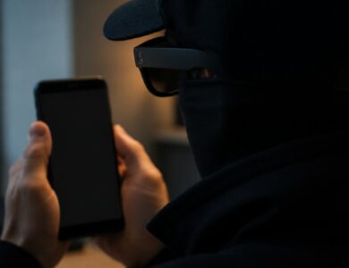 França prende casal acusado de roubar criptomoedas usando óculos equipados com câmeras