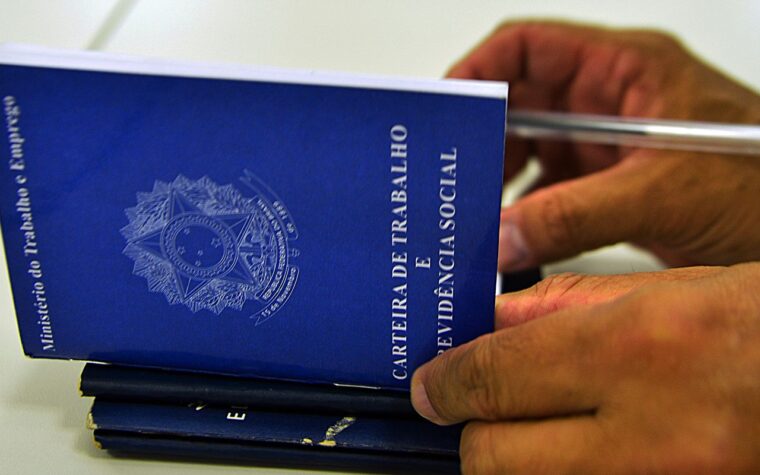 Criação de empregos no Brasil recua 23,73% em 2025, aponta Caged