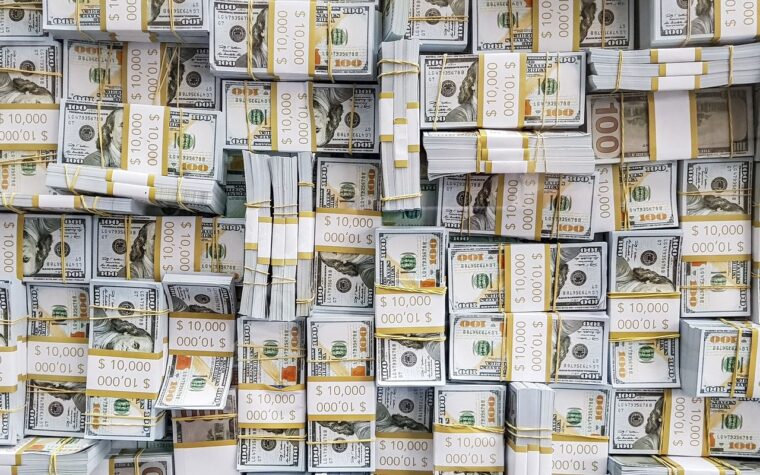 Dólar avança 0,47% com pessimismo global e chega perto de R$ 5,20