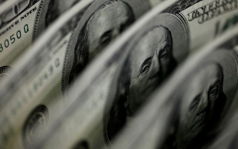 Dólar e bolsa reagem à indicação de Kevin Warsh para o Fed